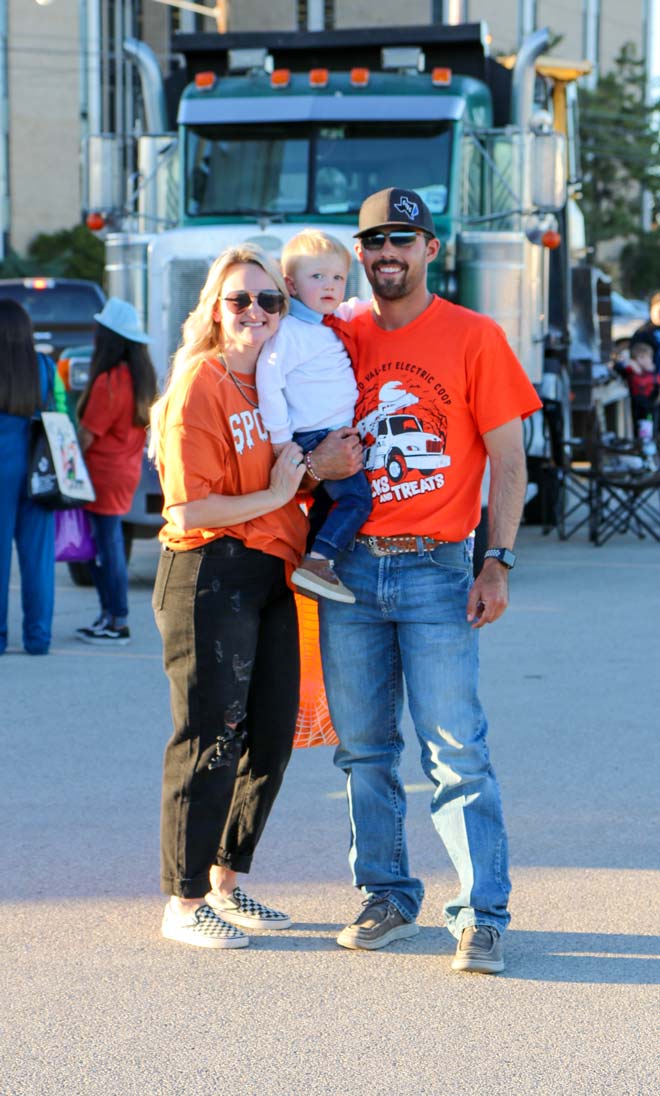 Lineman Jeremy Jackson and his wife, Annie, with their son.